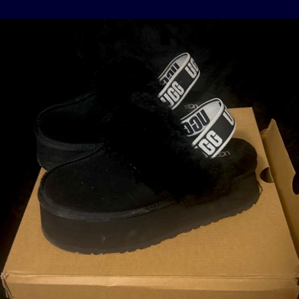 Women’s Uggs size 8